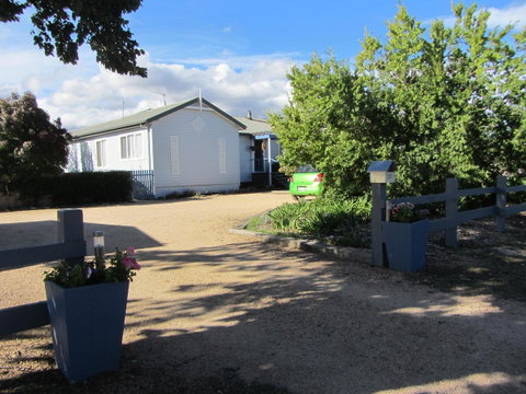 Elm Trees Accommodation @ Ross - Tourism Caloundra 1
