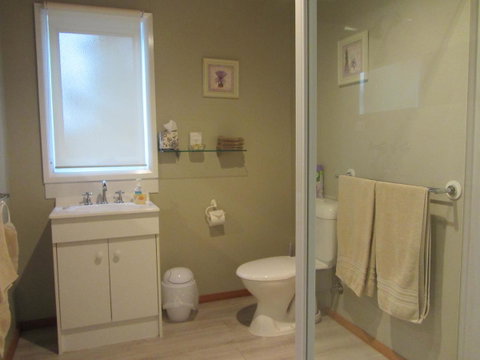 Elm Trees Accommodation @ Ross - Tourism Caloundra 10