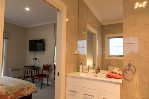 Mountain Blue Guest House - Tourism Caloundra 13