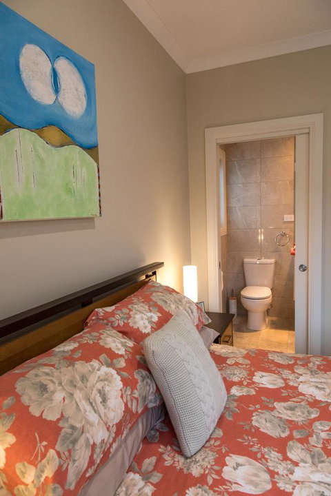 Mountain Blue Guest House - Tourism Caloundra 12