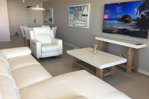 NEW UPMARKET COMFORTABLE 2 Bed, 2 Bath, OCEAN VIEWS, 250m To BUDDINA BEACH! - Tourism Caloundra 3