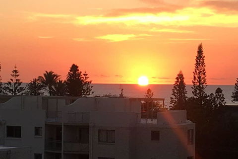 NEW UPMARKET COMFORTABLE 2 Bed, 2 Bath, OCEAN VIEWS, 250m To BUDDINA BEACH! - Tourism Caloundra 1