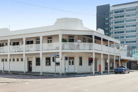 Newmarket Hotel - Tourism Caloundra 2