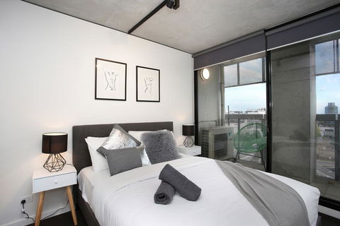 NGV Art Centre Retreat - StayCentral - Tourism Caloundra 3