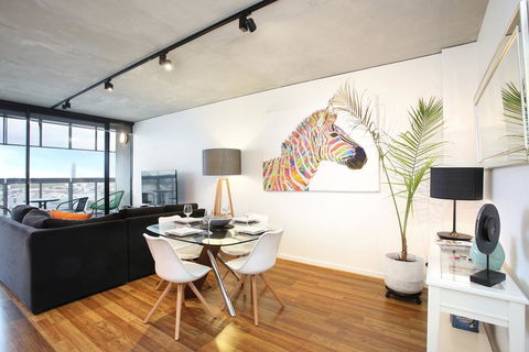 NGV Art Centre Retreat - StayCentral - Tourism Caloundra 0