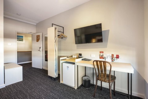Nightcap At Ocean Beach Hotel - Tourism Caloundra 2