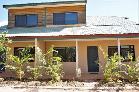Ningaloo Breeze Villa 7 - 3 Bedroom Fully Self-Contained Holiday Accommodation - Tourism Caloundra 1