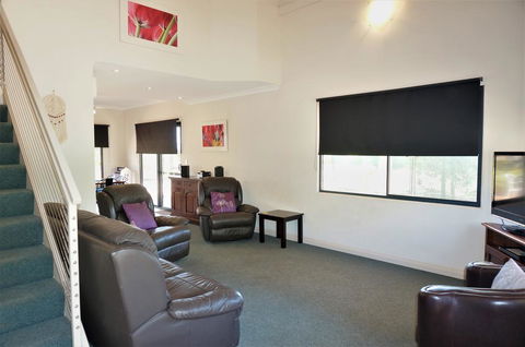 Ningaloo Breeze Villa 7 - 3 Bedroom Fully Self-Contained Holiday Accommodation - Tourism Caloundra 2