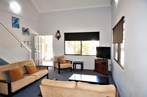 Ningaloo Breeze Villa 8 - 3 Bedroom Fully Self-Contained Holiday Accommodation - Tourism Caloundra 3