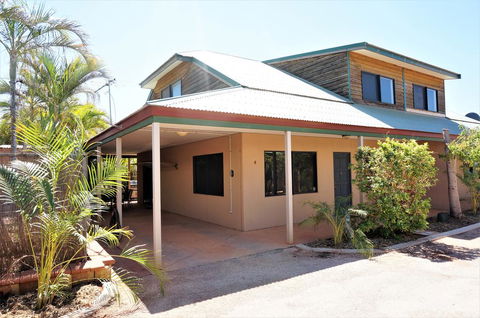 Ningaloo Breeze Villa 8 - 3 Bedroom Fully Self-Contained Holiday Accommodation - Tourism Caloundra 0