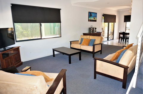 Ningaloo Breeze Villa 8 - 3 Bedroom Fully Self-Contained Holiday Accommodation - Tourism Caloundra 1