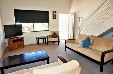 Ningaloo Breeze Villa 9 - 3 Bedroom Fully Self-Contained Holiday Accommodation - Tourism Caloundra 2