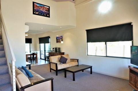 Ningaloo Breeze Villa 9 - 3 Bedroom Fully Self-Contained Holiday Accommodation - Tourism Caloundra 1