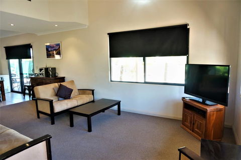 Ningaloo Breeze Villa 9 - 3 Bedroom Fully Self-Contained Holiday Accommodation - Tourism Caloundra 3