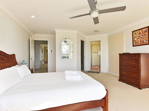 Noble Willow Homestead Lovedale. Super Spacious, With Views And Pool - Tourism Caloundra 1