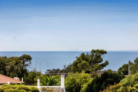 NORTH POINT RETREAT - MORNINGTON - Tourism Caloundra 1
