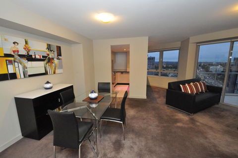 North Sydney Fully Self Contained Modern 2 Bed Apartment (2207BER) - Tourism Caloundra 2