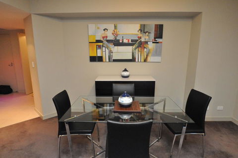 North Sydney Fully Self Contained Modern 2 Bed Apartment (2207BER) - Tourism Caloundra 3