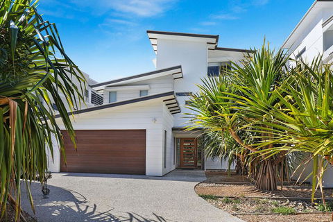 NORTHSHOR- ULTIMATE BEACH HOUSE - Tourism Caloundra 1