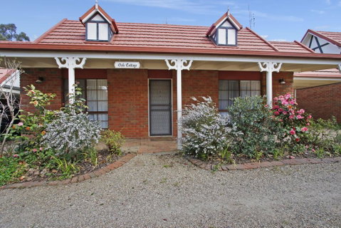 Oak Cottage - Tudor Village Unit 5 - Tourism Caloundra 0