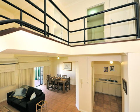Ocean Sunsets - 2 Bedroom Converted Warehouse Apartment - Tourism Caloundra 3