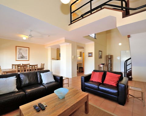 Ocean Sunsets - 2 Bedroom Converted Warehouse Apartment - Tourism Caloundra 0