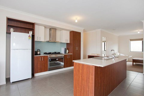 Ocean View Crescent 59 - Tourism Caloundra 2