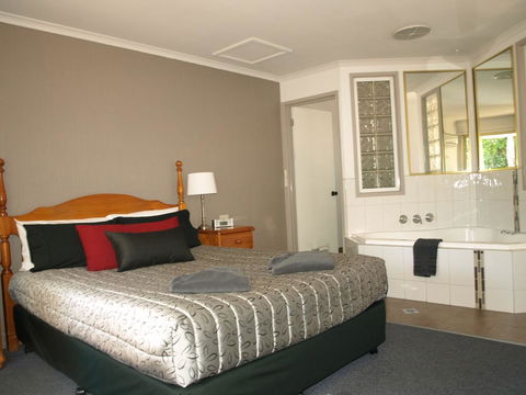 Old Coach Motor Inn Echuca - Tourism Caloundra 1