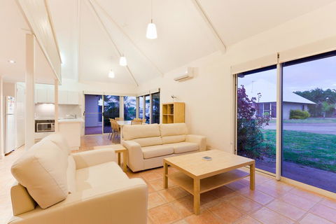 Osprey Holiday Village Unit 105 - Tranquil 3 Bedroom Holiday Villa With A Pool In The Complex - Tourism Caloundra 3