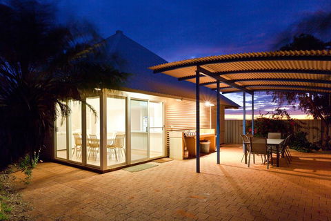 Osprey Holiday Village Unit 105 - Tranquil 3 Bedroom Holiday Villa With A Pool In The Complex - Tourism Caloundra 2