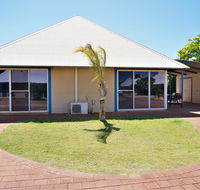 Osprey Holiday Village Unit 109 - Pleasant 3 Bedroom Holiday Villa with a Pool in the Complex - Tourism Caloundra