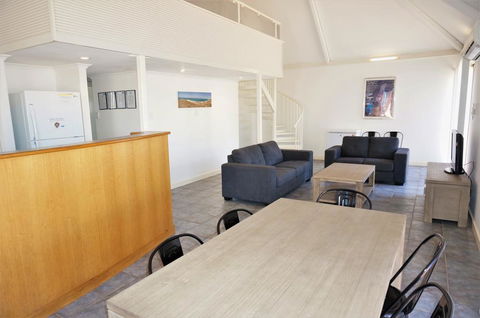 Osprey Holiday Village Unit 111 - Splendid 3 Bedroom Holiday Villa With A Pool In The Complex - Tourism Caloundra 1