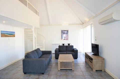 Osprey Holiday Village Unit 111 - Splendid 3 Bedroom Holiday Villa With A Pool In The Complex - Tourism Caloundra 2
