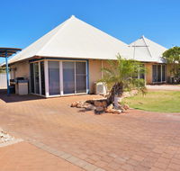 Osprey Holiday Village Unit 111 - Splendid 3 Bedroom Holiday Villa with a Pool in the Complex - Tourism Caloundra