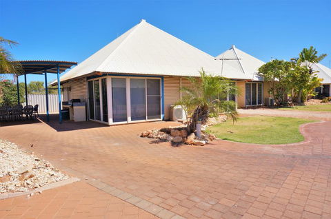 Osprey Holiday Village Unit 111 - Splendid 3 Bedroom Holiday Villa With A Pool In The Complex - Tourism Caloundra 0