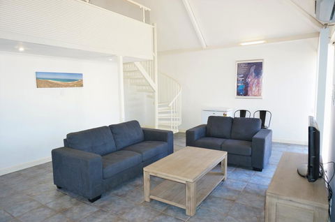 Osprey Holiday Village Unit 111 - Splendid 3 Bedroom Holiday Villa With A Pool In The Complex - Tourism Caloundra 3