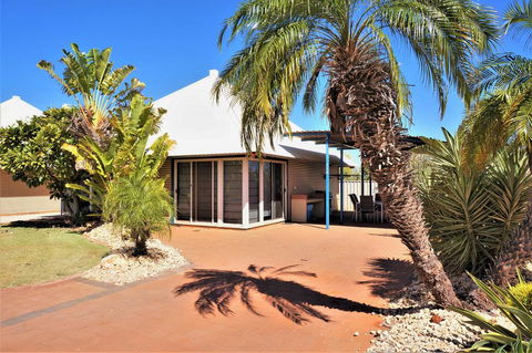 Osprey Holiday Village Unit 112 -Vibrant 3 Bedroom Holiday Villa With A Pool In The Complex - Tourism Caloundra 1