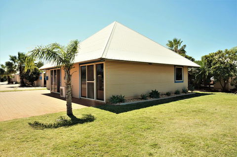Osprey Holiday Village Unit 114 - Gorgeous 3 Bedroom Holiday Villa With A Pool In The Complex - Tourism Caloundra 1