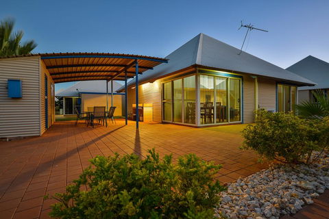 Osprey Holiday Village Unit 117 - Exquisite 3 Bedroom Holiday Villa With A Pool In The Complex - Tourism Caloundra 1