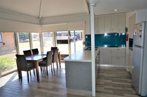 Osprey Holiday Village Unit 121 - Fantastic 3 Bedroom Holiday Villa With A Pool In The Complex - Tourism Caloundra 2
