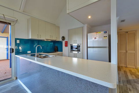 Osprey Holiday Village Unit 121 - Fantastic 3 Bedroom Holiday Villa With A Pool In The Complex - Tourism Caloundra 3