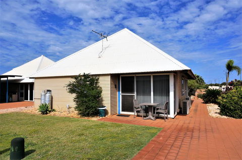 Osprey Holiday Village Unit 222-1 Bedroom - Great 1 Bedroom Studio Apartment With A Pool In The Complex - Tourism Caloundra 0