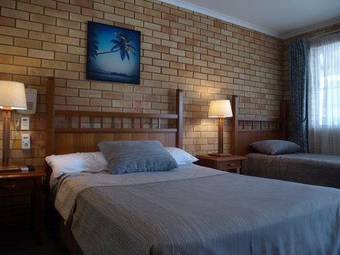 Pacific Paradise Airport Motel - Tourism Caloundra 1