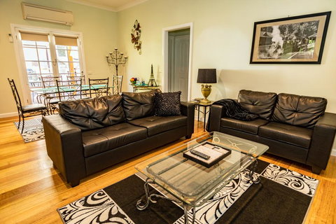 Paddys Creek Retreat - Tourism Caloundra 1