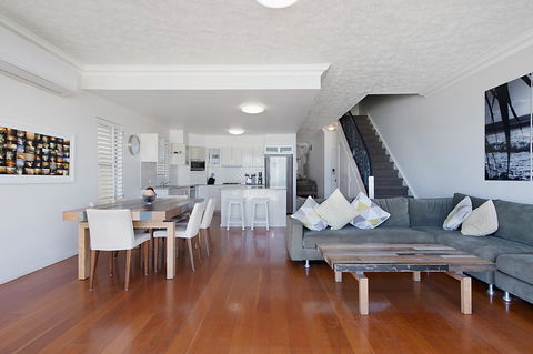 Palm Beach Beachfront Townhouse - Tourism Caloundra 2