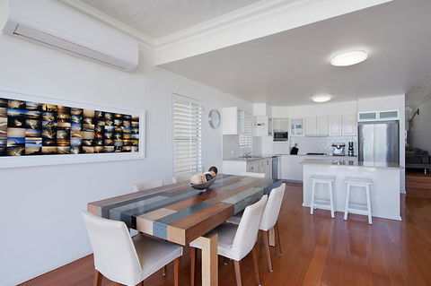 Palm Beach Beachfront Townhouse - Tourism Caloundra 3