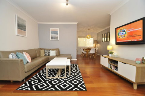 Parramatta Self-Contained Two-Bedroom Apartment (4LEN) - Tourism Caloundra 1