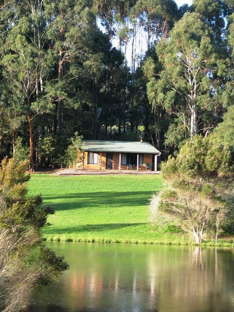 Pemberton Lake View Chalets - Tourism Caloundra 3