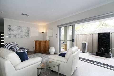 Penguin 4 Bedroom House By Shoalwater Executive Homes - Tourism Caloundra 2