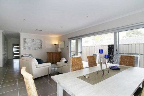 Penguin 4 Bedroom House By Shoalwater Executive Homes - Tourism Caloundra 1
